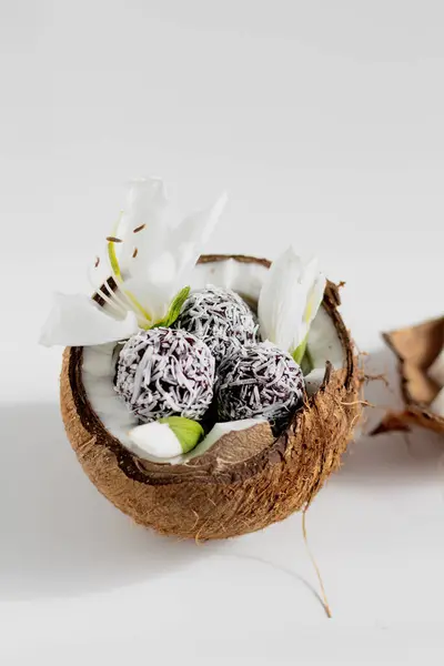 Σοκολάτα Και Καραμέλες Καρύδας Μπολ Καρύδας Στυλ Φαγητού Καλοκαιρινή Έννοια — Φωτογραφία Αρχείου
