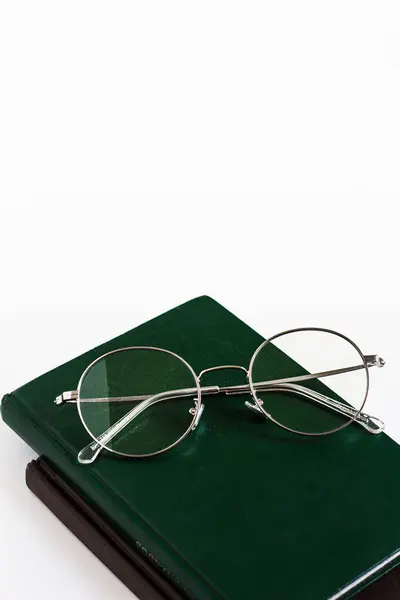 グリーンブックの上の眼鏡 研究コンセプト — ストック写真