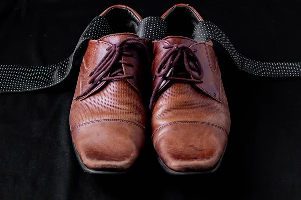 Männlich Elegante Accessoires Braune Schuhe Auf Schwarzem Hintergrund Mit Gepunkteter — Stockfoto