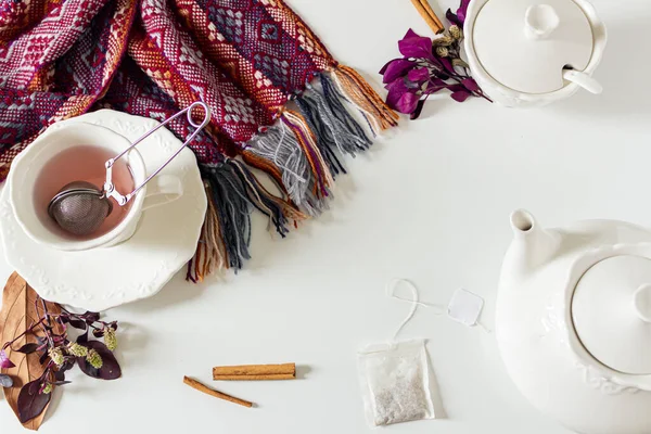 Чашка Имбирного Чая Композиции Фиолетовыми Розовыми Листьями Корица Ситечко Чайный — стоковое фото