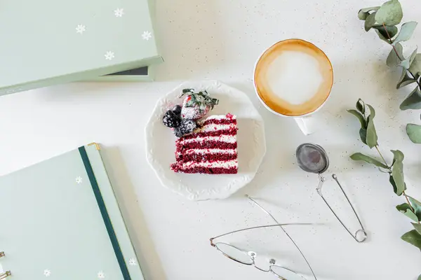 Kırmızı Kadife Pastalı Kahvaltı Kompozisyonu Beyaz Arka Planda Bir Fincan — Stok fotoğraf