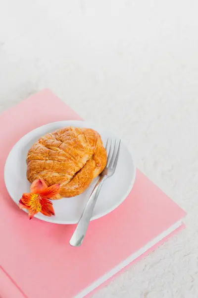 Desayuno Por Mañana Con Croissant Plato Blanco Álbum Fotos Rosa —  Fotos de Stock