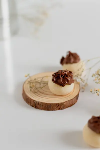 Finom Fehér Csokoládé Ínyenc Cukorka Díszített Szárított Virágok Fehér Alapon — Stock Fotó
