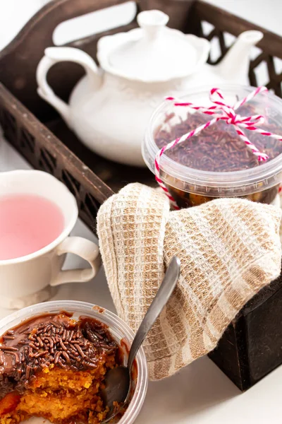 Cenoura Chocolate Jar Bolo Composição Minimalista Com Utensílios Cozinha Bolo — Fotografia de Stock