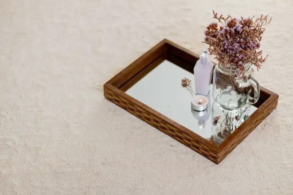 干花花瓶 护肤产品和镜盒上的蜡烛 审美简约主义构成 — 图库照片