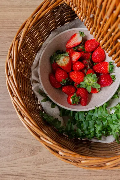 Strawberries Picnic Basket Fern Leaves — Stock Photo, Image