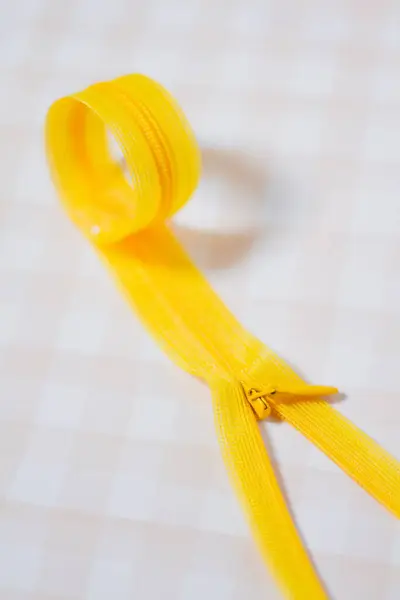 Modern Sarı Fermuar Modeli Estetik Bileşim — Stok fotoğraf