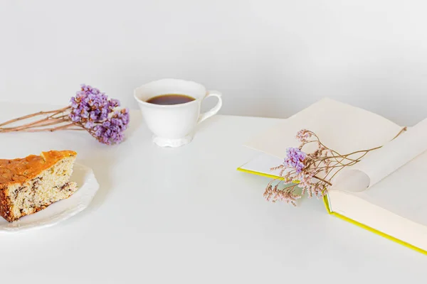 早餐概念与一杯咖啡 蛋糕片在白盘和干花 — 图库照片
