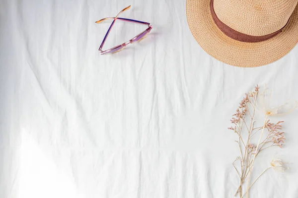 Kurumuş Çiçeklerin Güneş Gözlüklerinin Kumaş Kumaşın Üstündeki Hasır Şapkanın Üst — Stok fotoğraf