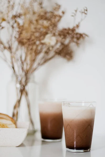 Кофе Далгона Молоком Стаканах Букетом Сушеных Цветов Тостами Заднем Плане — стоковое фото