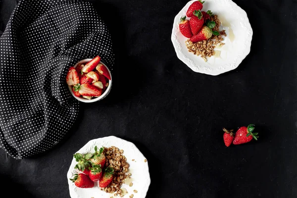 Strawberries Breakfast Top View Strawberries Granola Honey White Plates — Stock Photo, Image