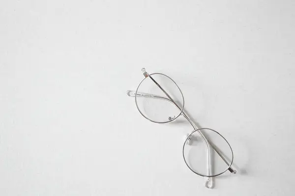 Ovanifrån Glasögon Ljusgrå Bakgrund — Stockfoto