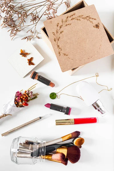 Beauty Collage Met Cosmetica Accessoires Witte Achtergrond Vlakke Lay Bovenaanzicht — Stockfoto