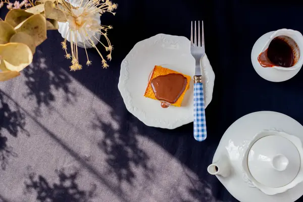 朝食のコンセプト チョコレートとティーポットとブラジルのキャロットケーキの美味しい平和 — ストック写真