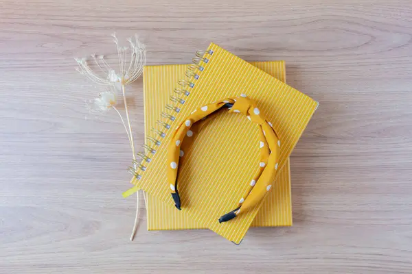 家庭办公空间的概念 黄色的规划者 野花和头巾在木制桌子上 — 图库照片