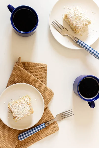 Vista Superior Composición Acogedora Beige Desayuno Con Pastel Coco —  Fotos de Stock
