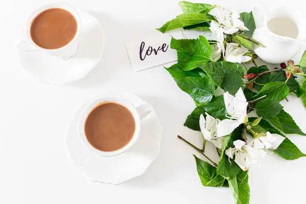 Milch Und Kaffeetassen Liebesbotschaft Auf Pappkarton Mit Weißen Blüten Und — Stockfoto