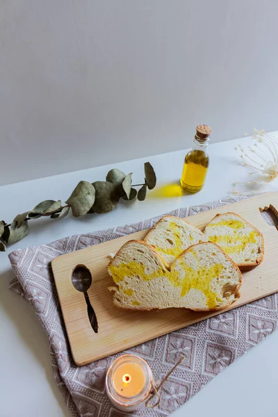 Prato Iniciante Mediterrânico Com Azeite Pão Sobre Tábua Corte Decoração — Fotografia de Stock