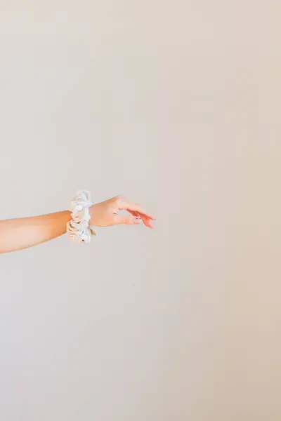 Jonge Vrouwelijke Hand Met Een Scrunchie Pols — Stockfoto