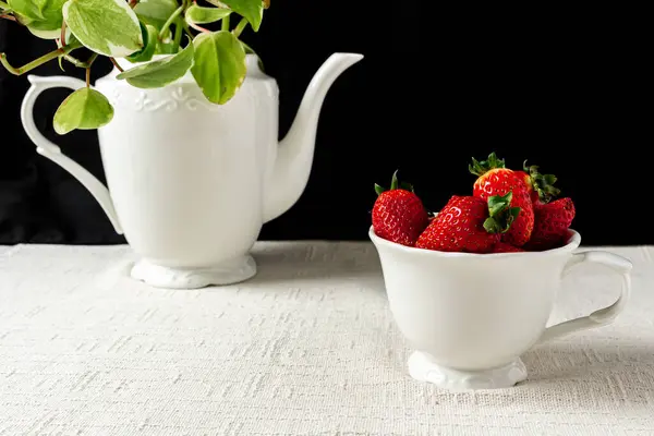 Strawberries Cup Teapot Boa Plant Black White Background — Stock Photo, Image