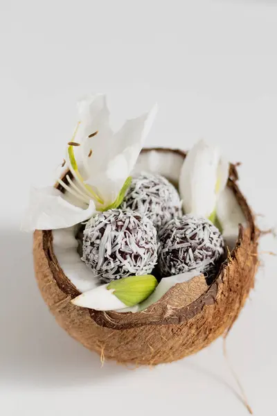 Čokoládové Kokosové Bonbóny Kokosové Míse Zdobené Bílou Květinou — Stock fotografie
