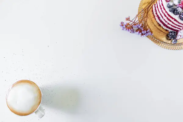 Состав Завтрака Красным Бархатным Тортом Чашкой Молока Кофе Белом Фоне — стоковое фото