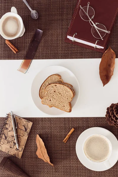 Snídaňové Složení Šálky Kávy Krájený Chléb Notebooky Sušené Listy — Stock fotografie