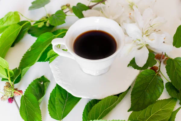 黑咖啡杯 黑莓叶 — 图库照片