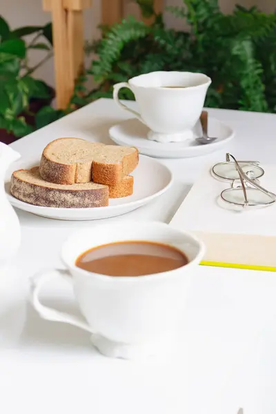 早上早餐 配上新鲜面包片和美味咖啡 — 图库照片