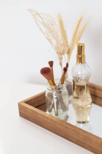 Make Borstels Gedroogde Plantenvaas Parfum Spiegelblad Esthetisch Minimalistische Beige Compositie — Stockfoto