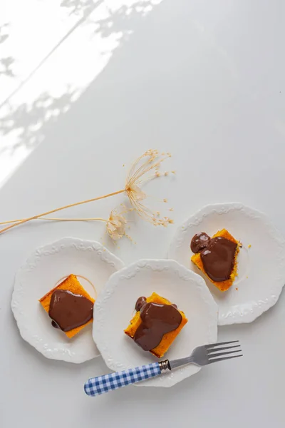 ブラジルのキャロットケーキと白い背景の3つのプレートのトップビュー 母のレシピ — ストック写真