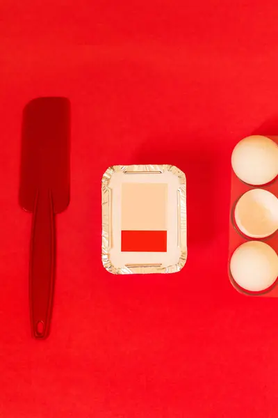 Leveringspakket Spatel Eieren Rode Achtergrond Moderne Samenstelling Voor Voedselstyling Snoepwinkel — Stockfoto