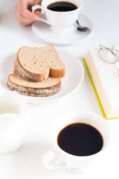 ホワイトテーブルのコーヒーとミルクのカップ 2人のためのテーブル コーヒーショップのコンセプト — ストック写真