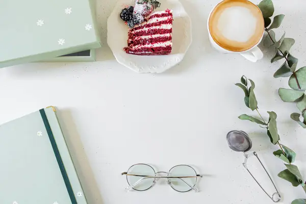 赤いベルベットケーキとホワイトバックグラウンドのミルクとコーヒーのカップで朝食の構成 フラットレイ トップビュー — ストック写真