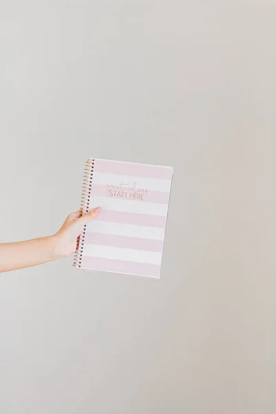 Mano Femenina Sosteniendo Cuaderno Sobre Fondo Claro Copiar Espacio Composición — Foto de Stock