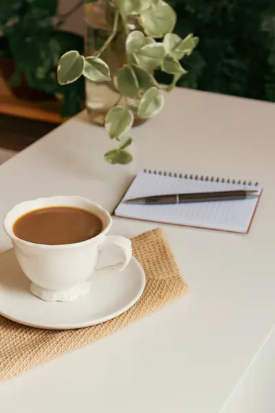 Kopje Koffie Met Melk Notitieboekje Pen Witte Tafel Cafe Concept — Stockfoto