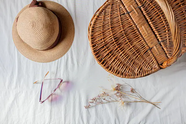 Kurumuş Çiçekli Güneş Gözlüklü Hasır Şapkalı Piknik Sepeti — Stok fotoğraf