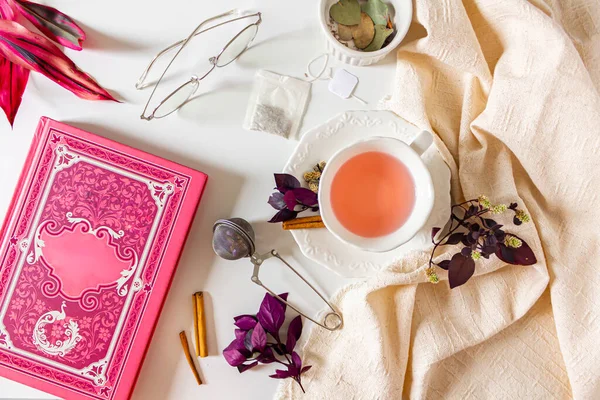 Чашка Імбирного Чаю Чайною Серветкою Корицею Книгою Окулярами Чайним Пакетом — стокове фото