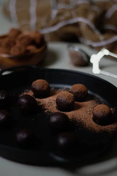 Вид Сверху Домашние Шоколадные Трюфели Покрытые Кокосовой Пудрой Черной Сковороде — стоковое фото