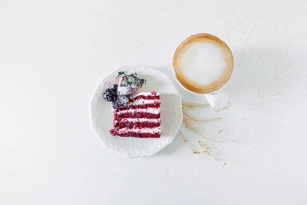 Frühstückskomposition Mit Rotem Samtkuchen Und Einer Tasse Milch Und Kaffee — Stockfoto