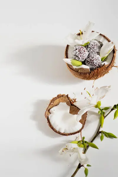 Σοκολάτα Και Καραμέλες Καρύδας Μπολ Καρύδας Διακοσμημένα Λευκό Λουλούδι — Φωτογραφία Αρχείου