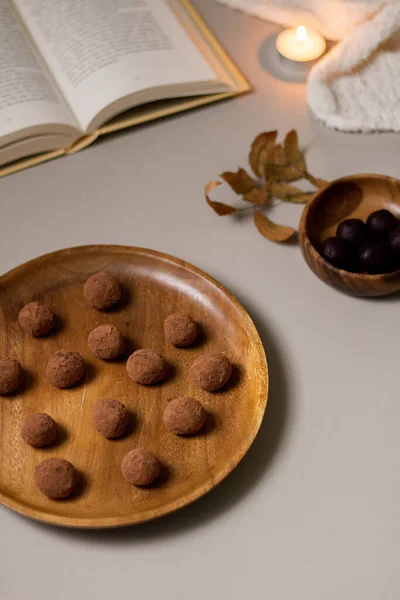 カカオパウダーで覆われた自家製チョコレートトリュフのトップビュー — ストック写真