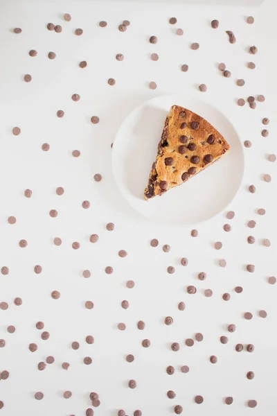 Fatia Torta Biscoito Com Chips Chocolate Torno Fundo Leve Conceito — Fotografia de Stock