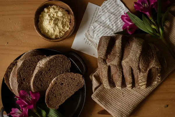 Hnědé Plátky Chleba Dřevěném Stole Temné Složení Koncept Pekařství — Stock fotografie