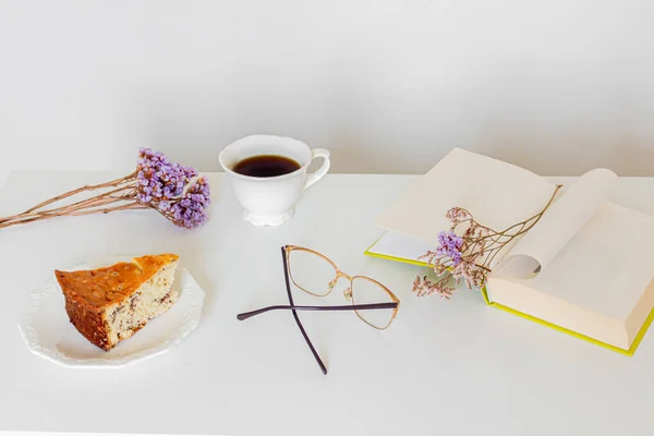 早餐作文 一块蛋糕和白色背景的眼镜 缓慢的早上例行公事概念 — 图库照片