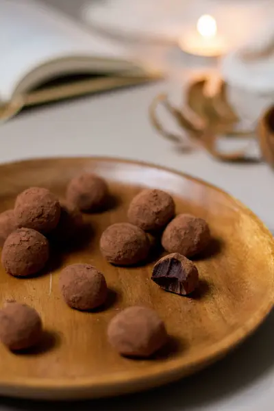 美味的甜点概念 木盘上覆盖可可粉的巧克力松露的封闭视图 — 图库照片