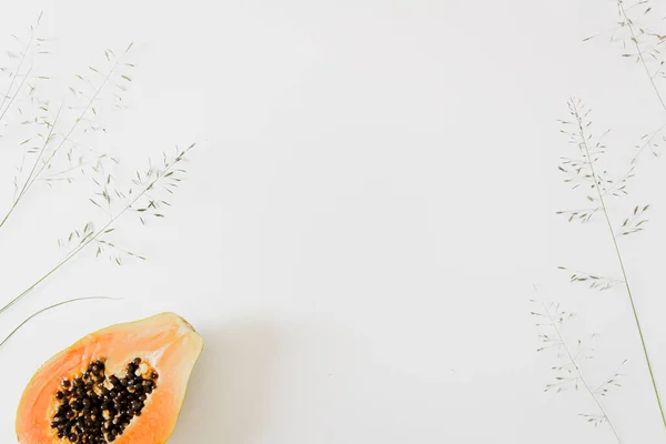 Metà Dei Frutti Tropicali Papaya Arancione Composizione Minimalista Degli Alimenti — Foto Stock