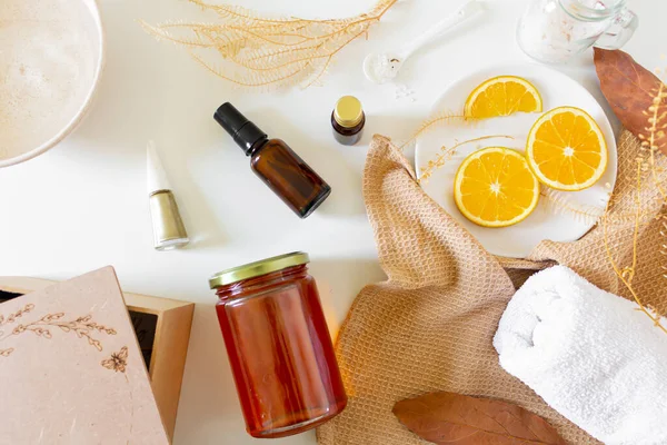Gezondheidszorg Spa Concept Mock Met Amberkleurige Fles Sinaasappelschijfjes Honing Nagellak — Stockfoto
