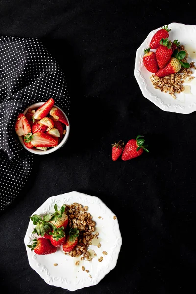 Strawberries Breakfast Top View Strawberries Granola Honey White Plates — Stock Photo, Image