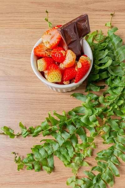 Fresas Tazón Trozo Chocolate Sobre Fondo Madera —  Fotos de Stock